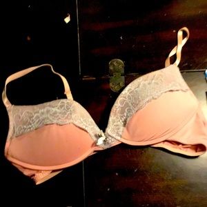 I’m selling this beautiful bra